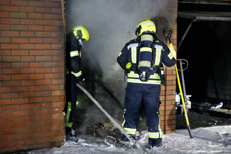 Mithilfe von Löschschaum konnten die Feuerwehrleute das Feuer bekämpfen.