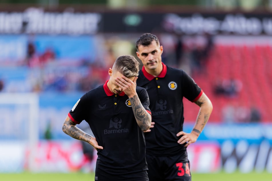 Hatten zuletzt Probleme, Siege einzufahren: Die Bayer-Spieler, darunter Alejandro Grimaldo (29, l.) und Granit Xhaka (32) stehen unter Druck und müssen am Samstag gegen Heidenheim liefern. (Archivbild)