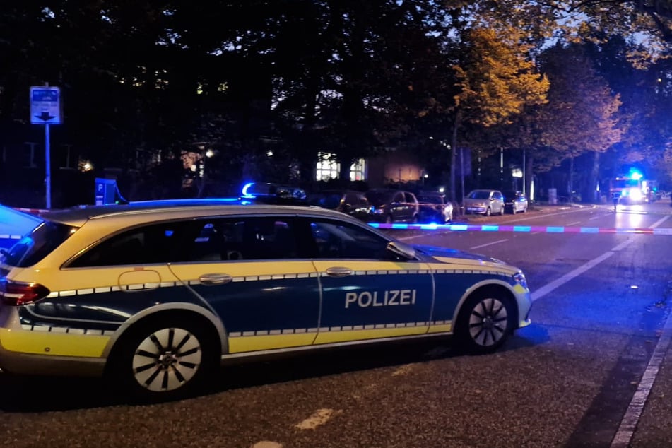 Hamburg: Auto gerät in Brand, Flammen greifen auf benachbarten Wagen über