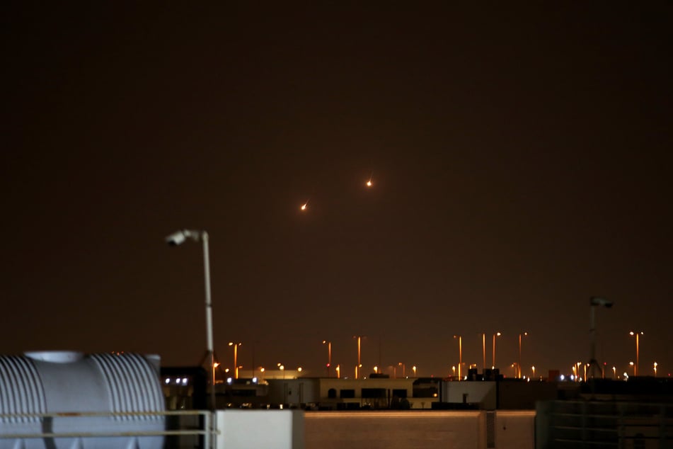 Die katarischen Streitkräfte starten Abfangraketen in den Himmel über Doha, um ankommende iranische Raketen abzufangen.