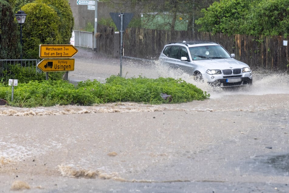 Unwetter wütet im Hochtaunuskreis: Regen überflutet Straßen