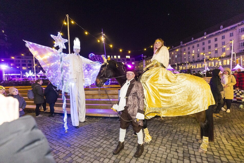 Der Winterkönig und die Goldene Reiterin waren die Hingucker des Festumzugs.