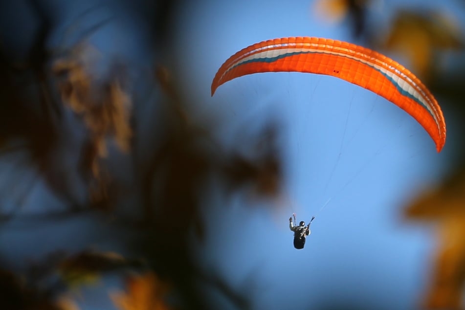 Gleich zwei Unfälle: Gleitschirmflieger bei Landungen verletzt