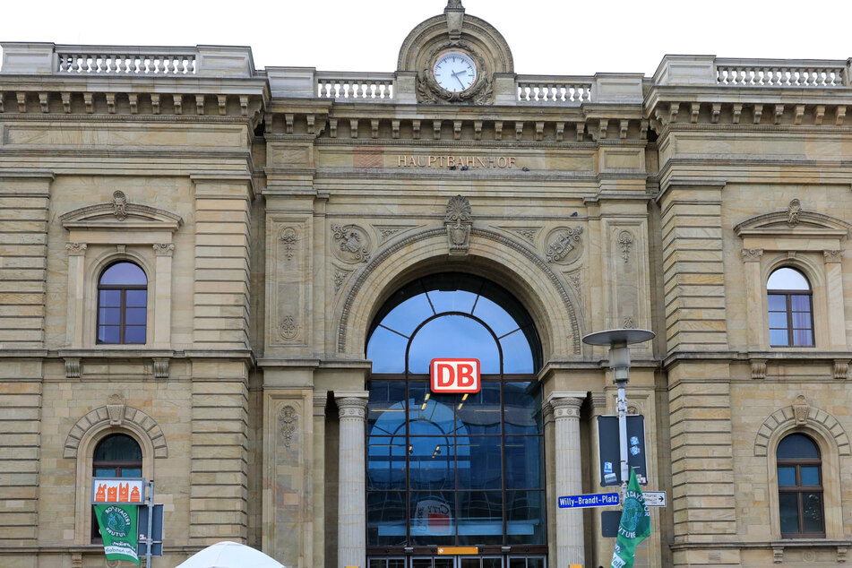 Vor dem Hauptbahnhof in Magdeburg hat ein Mann zwei Personen durch Beiß-Attacken verletzt. (Archivbild)