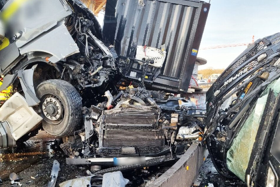 Das Führerhaus eines Sattelzugs wurde vom Rest des Lastwagens abgerissen und auf die Gegenfahrbahn geschleudert.