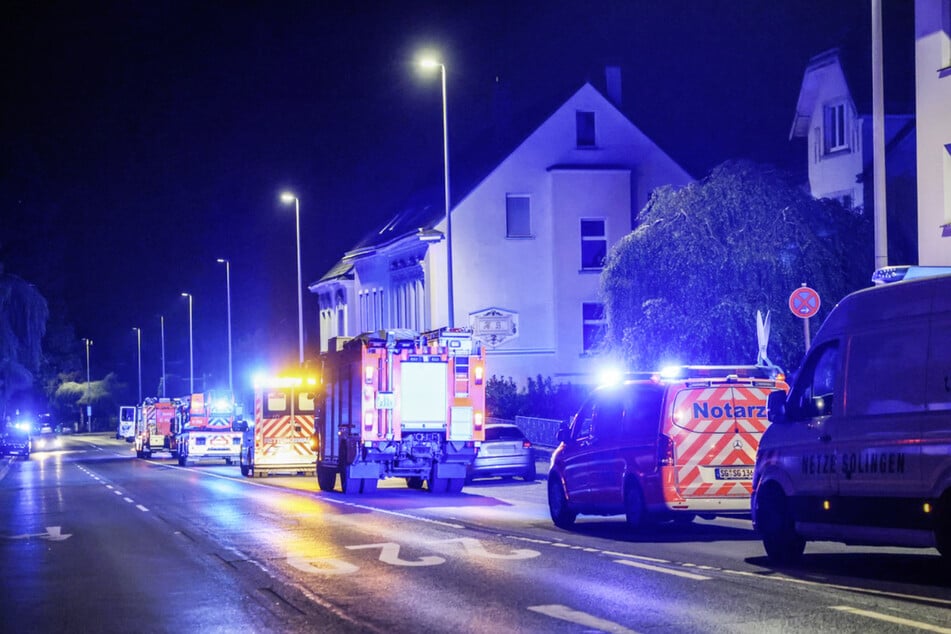 Die Feuerwehr war in der Nacht zu Montag mit starken Kräften in der Neuenkamper Straße in Solingen im Einsatz.