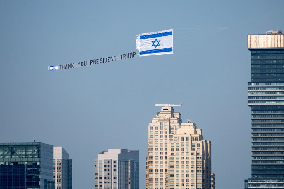 Ein Flugzeug fliegt mit dem Banner "Danke, Präsident Trump" über dem Hudson River in Jersey.