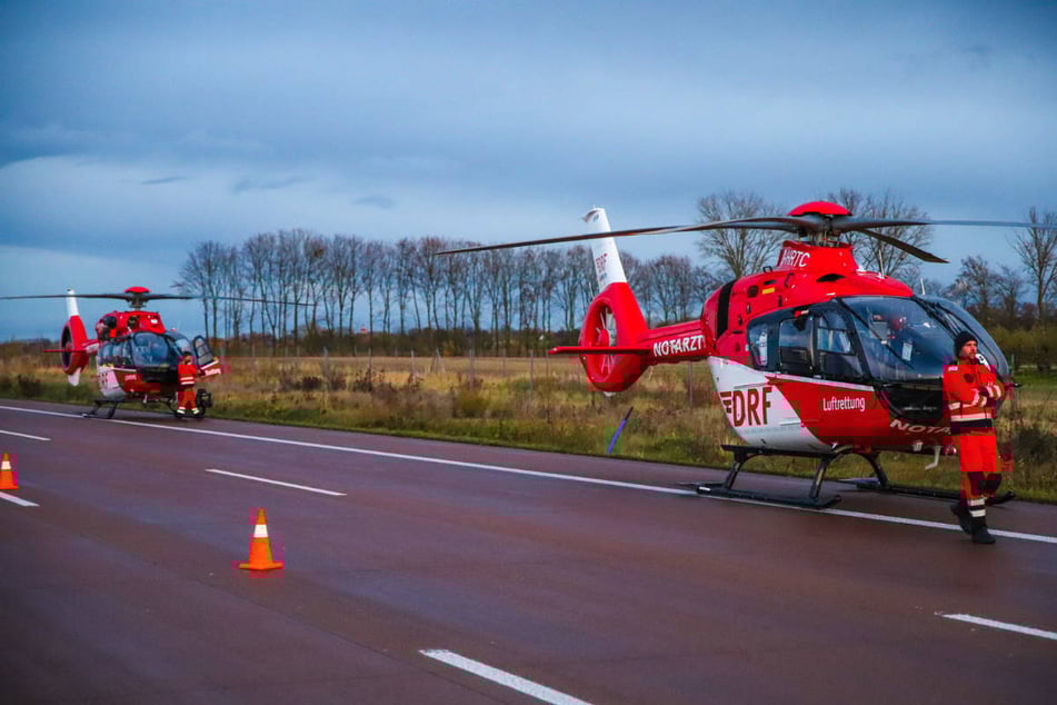 An der Unfall stelle sind zwei Rettungshubschrauber gelandet.