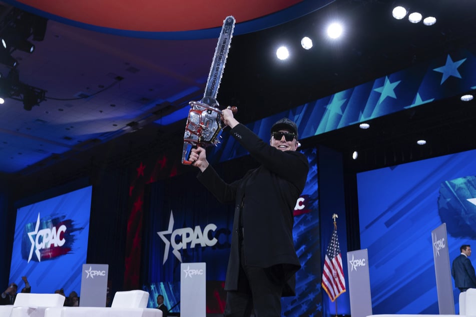 Irrer Auftritt mit Kettensäge: Multimilliardär Elon Musk (53) bei der Conservative Political Action Conference (CPAC). Auch online setzt er auf Radikalität.