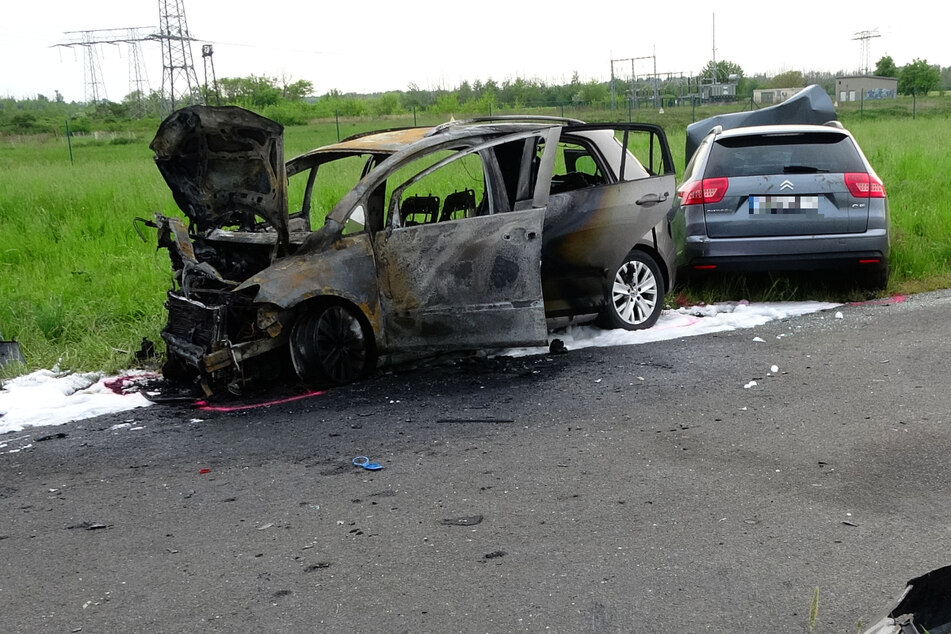 Fahrer schwer verletzt: Auto geht bei Unfall in Flammen auf
