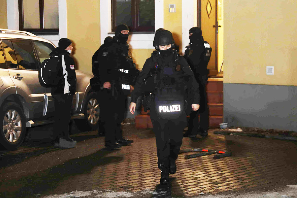 Alarmierte Einsatzkräfte fanden in der Wohnung auf der Dresdner Straße einen 20-Jährigen mit einer Schussverletzung vor.