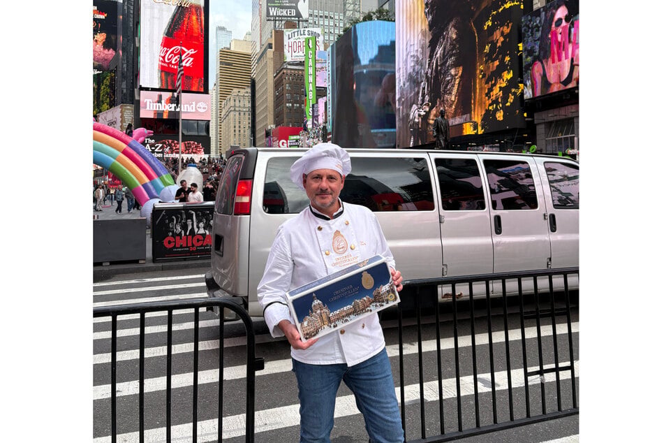 Mit einem originalen Christstollen im Gepäck machte sich Bäckermeister Toni Gierig (56) auch auf den Weg zum Times Square.