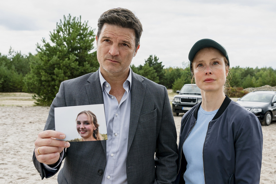 Maik Briegand (Mišel Matičevič, 52) und Annalena Gottknecht (Odine Johne, 35) ermitteln in "Tod in Lauchhammer" in der Lausitz.