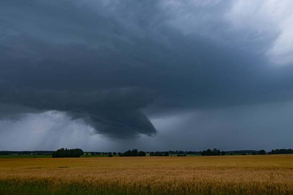 Nach der Hitzewelle droht das Unwetter: heftige Gewitter und Starkregen kommen auf uns zu.