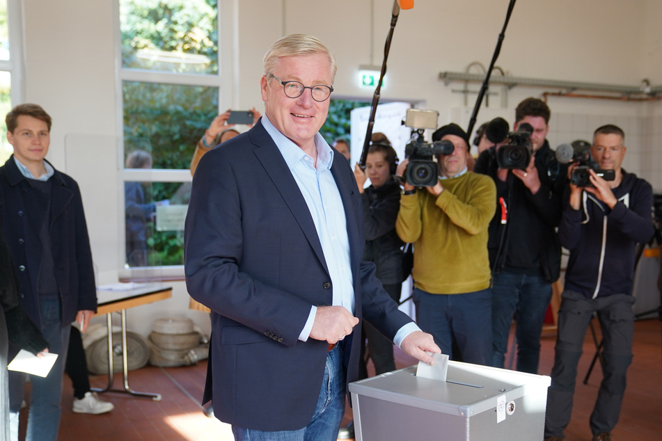Bernd Althusmann (55), CDU-Spitzenkandidat, steht im Wahllokal bei der Stimmabgabe.