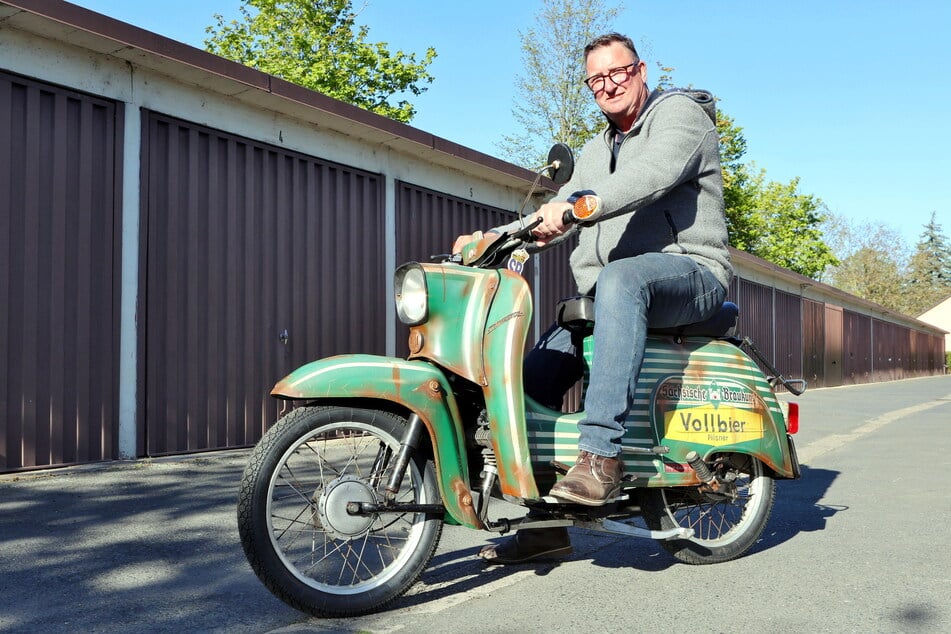 Uwe Zach (64) dreht eine erste Proberunde auf der Vollbier-Schwalbe.