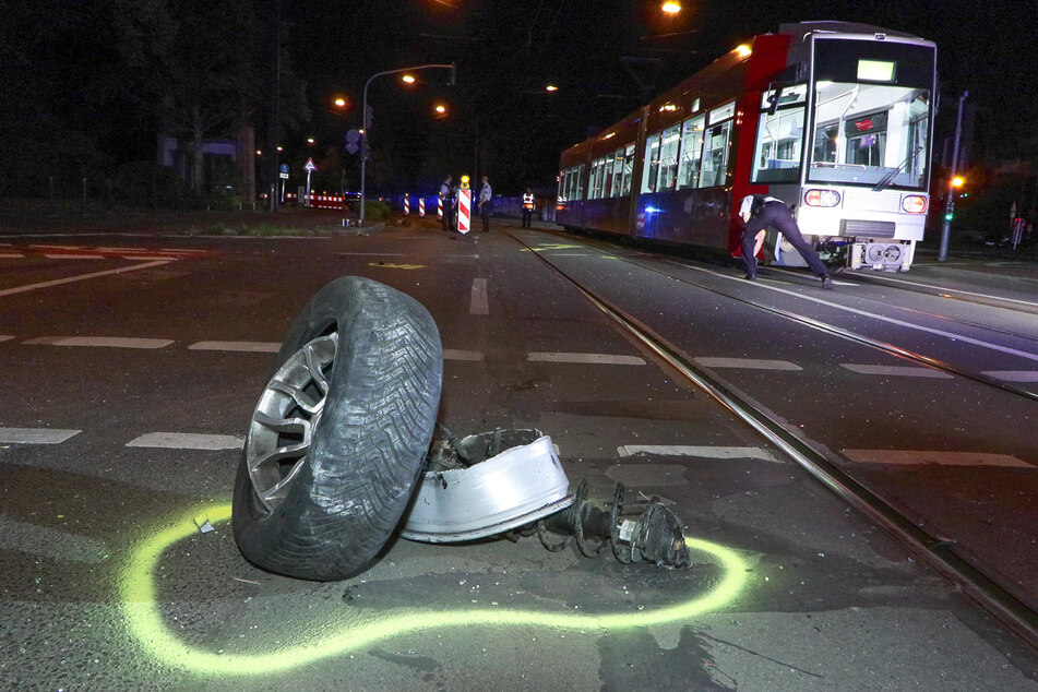 Die Polizei sicherte nach dem Unfall in Düsseldorf-Derendorf die Spuren.