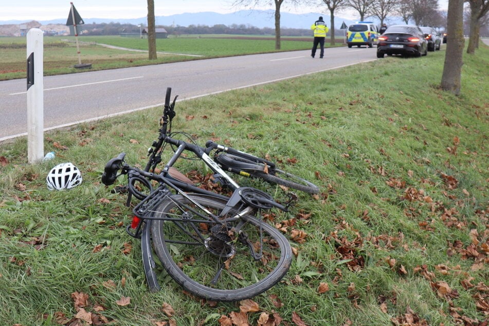 Der Radfahrer wurde bei dem Zusammenstoß schwer verletzt und in ein Krankenhaus gebracht.