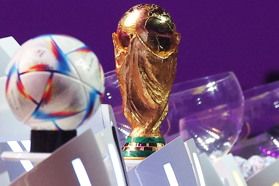Der WM-Pokal ist bereits in Doha - ebenso der diesjährige Spielball.