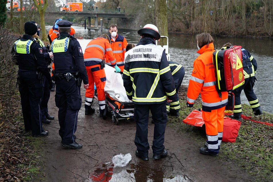 Einsatzkräfte stehen an einem Kanal in Hamburg. (Symbolbild)