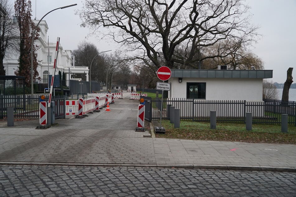 "Durchfahrt bis Tiefgarage frei" steht auf dem Schild. Hier ist die Schranke mal oben - der Rest erinnert an eine Baustelle.