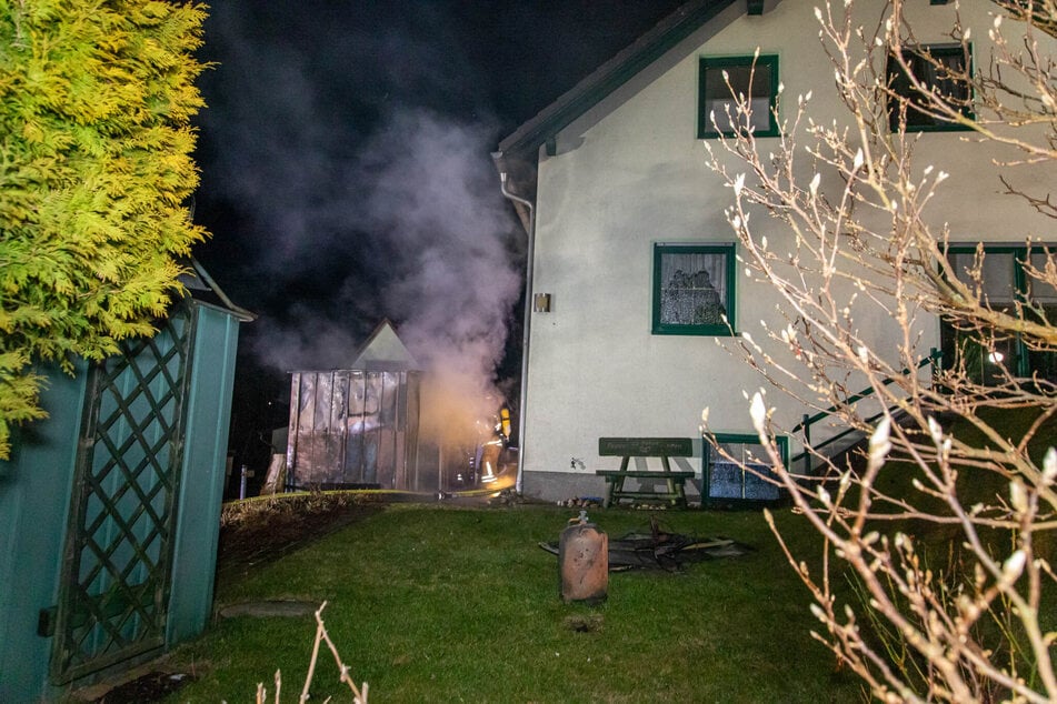 Neben einem Wohnhaus im Stollberger Ortsteil Beutha stand am Montagmorgen ein Schuppen in Flammen.