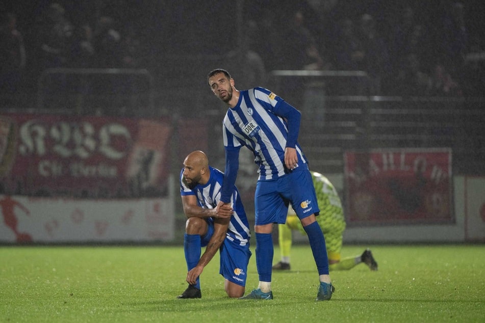 Freibier-Ärger statt Derby-Sieg - das hatten sich John Anthony Brooks (33, l.) und die VSG Altglienicke ganz anders vorgestellt.