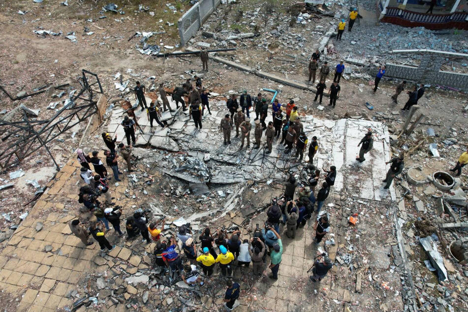 Polizei und Journalisten am Ground Zero, einem illegalen Lager für Feuerwerk. Das Gebäude wurde bis auf das Fundament völlig zerstört.