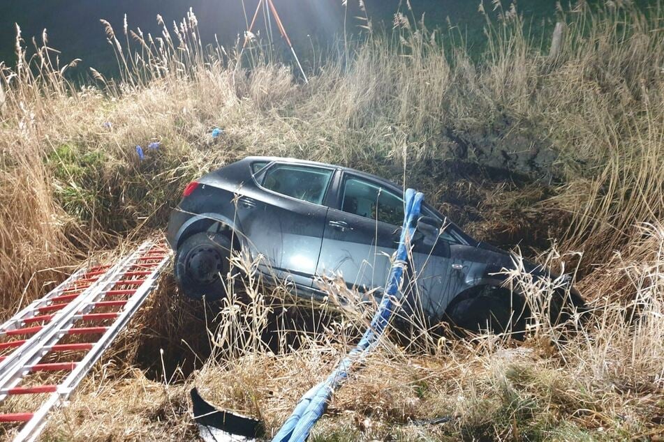 Der Unfallwagen landete in einem Straßengraben.