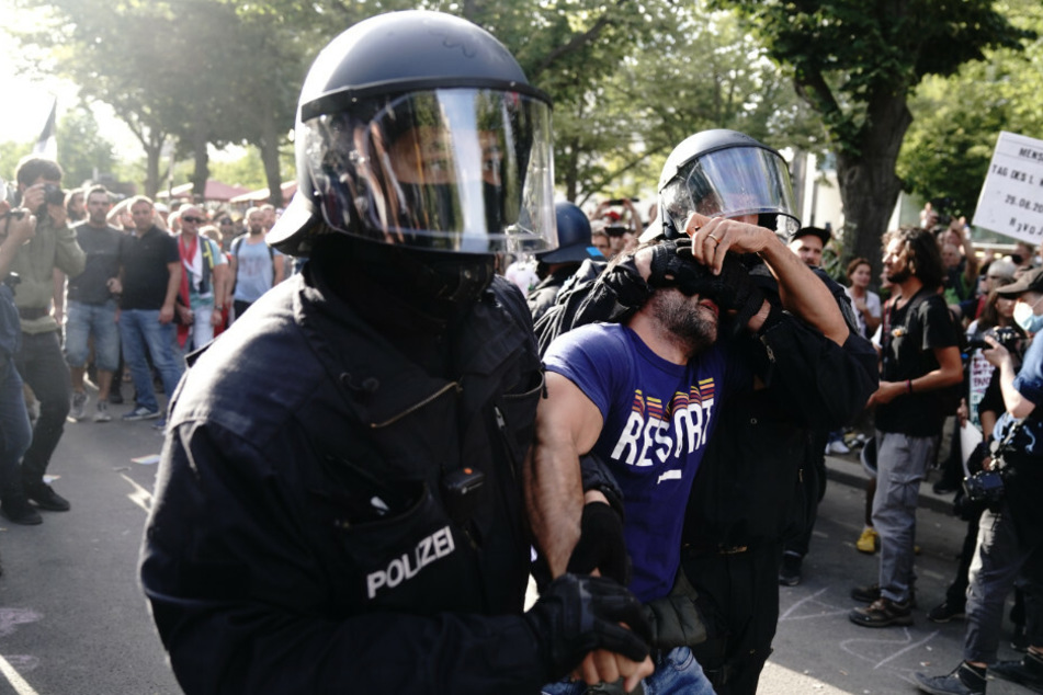 Die Polizei führt einen Teilnehmer bei einer Demonstration gegen die Corona-Maßnahmen ab.