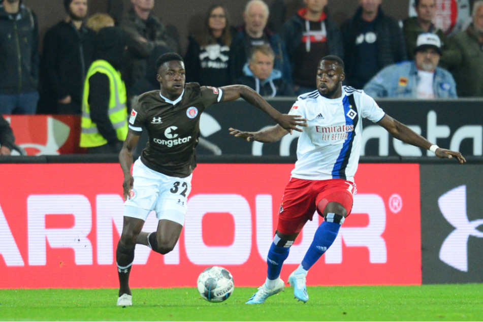 St. Pauli-Spieler Christian Conteh (20, links) wird von Khaled Narey, HSV, verfolgt. (Archivbild)