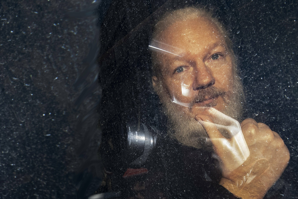 Assange's fiancé says Wikileaks founder suffered stroke in prison!