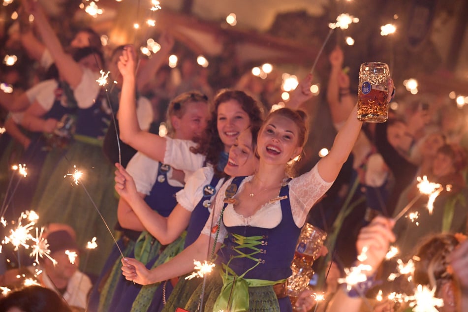 ¿Qué canción hará que los visitantes de la Wiesn este año se suban a los taburetes de cerveza?