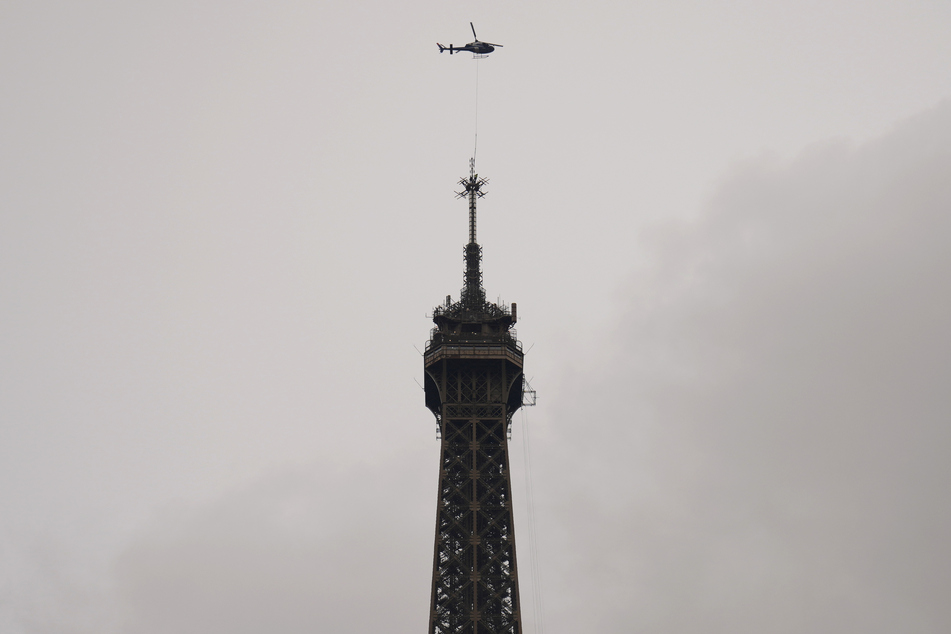 Die neue Antenne wurde per Hubschrauber an die Spitze des Eiffelturms geliefert.