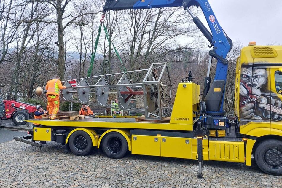 Am Dienstag wurde die 1,5 Tonnen schwere Pyramide abgebaut und abtransportiert. Sie soll aufgearbeitet werden.