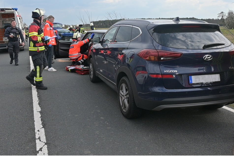 Frau überholt trotz Verbot: Drei Menschen verletzt