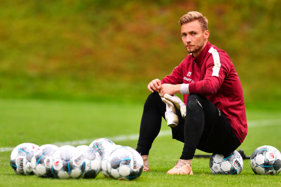Alltag für Tim Boss (27) bei Dynamo Dresden: Nur im Training konnte der Keeper seine Fähigkeiten unter Beweis stellen. Weder an Markus Schubert, noch an Kevin Broll kam er vorbei.