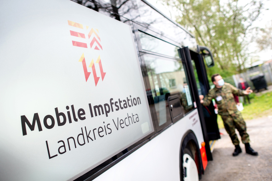 Die Aufschrift "Mobile Impfstation" steht auf dem Impfbus.