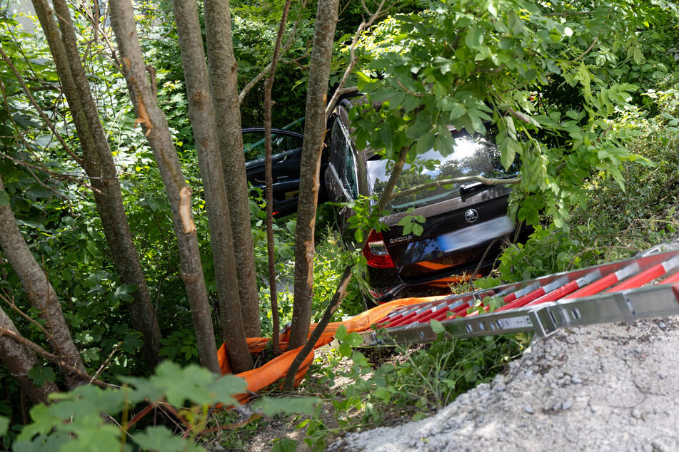 Skoda stürzt Abhang hinunter: Fahrer will Auto noch stoppen und wird schwer verletzt