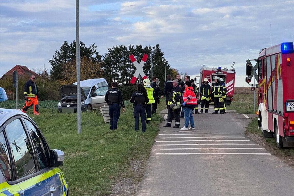 Mehrere Einsatzkräfte sind im Einsatz. Unter anderem Feuerwehrkräfte aus Bad Lauchstädt, Mücheln, Oechlitz und Langeneichstädt sind vor Ort.