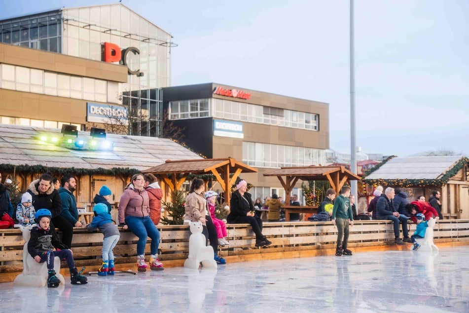 Während die einen ihre Runden auf dem Eis drehen, gönnt sich manch anderer sicher einen Glühwein.