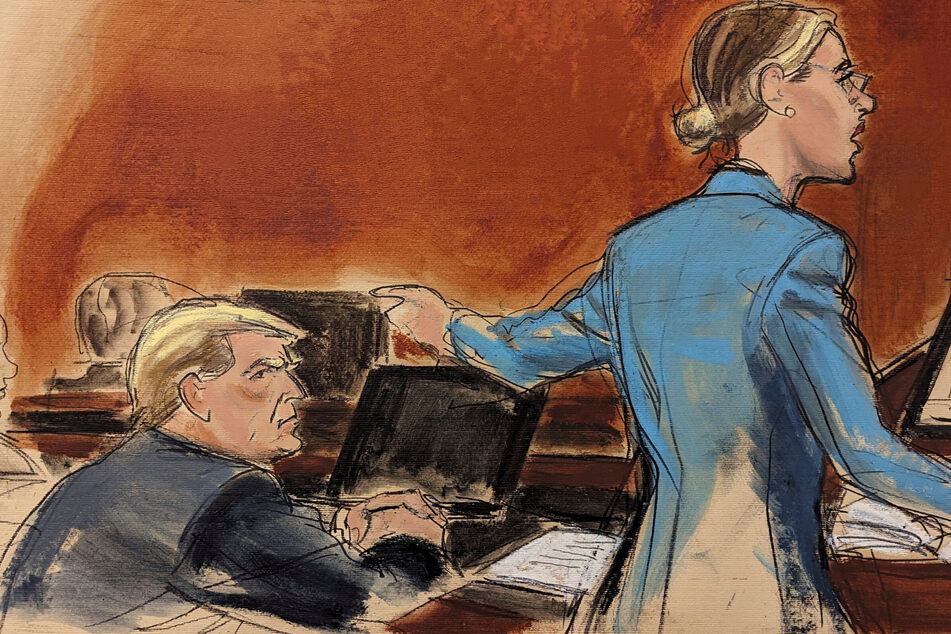 Trumps Anwältin Alina Habba zeigt auf dieser Skizze, die den Prozess symbolisiert auf ihren Mandanten.