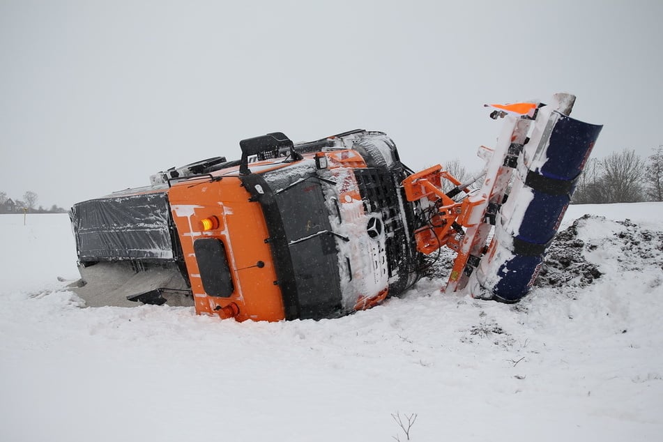 Wildes Schneetreiben: Winterdienst-Fahrzeug landet auf Feld und kippt um