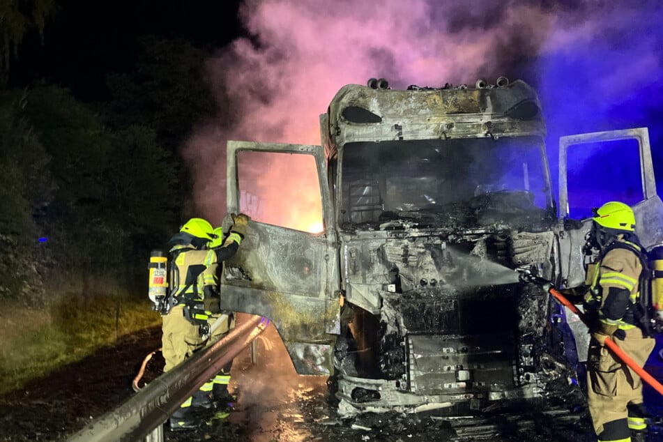Frau mit Schwertransporter auf A1 unterwegs: Plötzlich schlagen Flammen aus dem Laster
