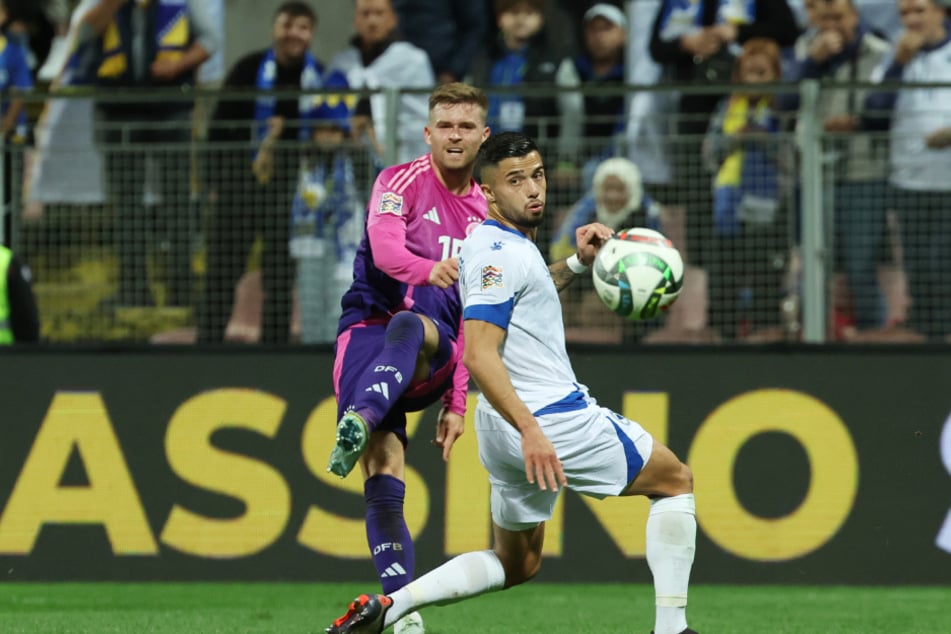 Deutschlands Maxi Mittelstädt (27, l.) hatte es beim Länderspiel gegen Bosnien und Herzegowina im Oktober mit Jusuf Gazibegovic (24) zu tun.