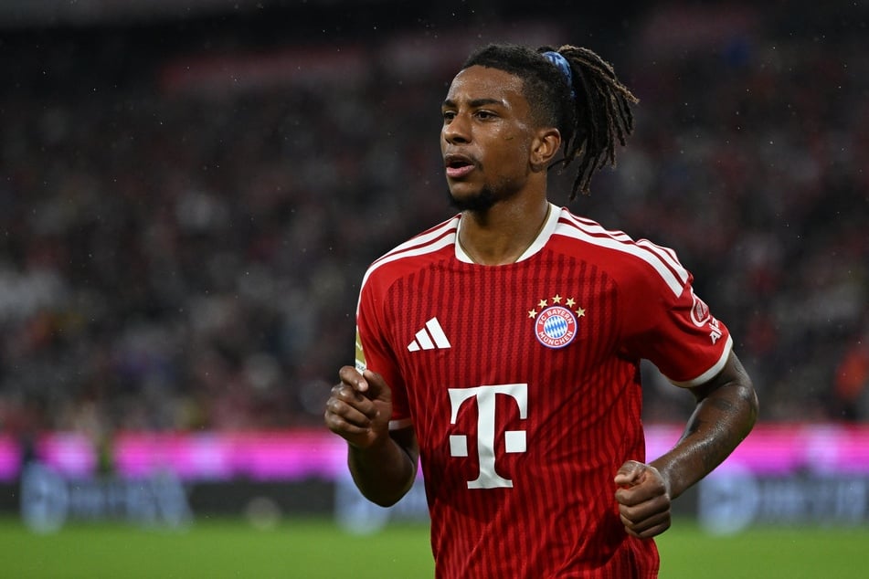 Michael Olise (24) zeigte beim Bundesliga-Auftakt, wie man eine neue DFB-Regel umgeht.