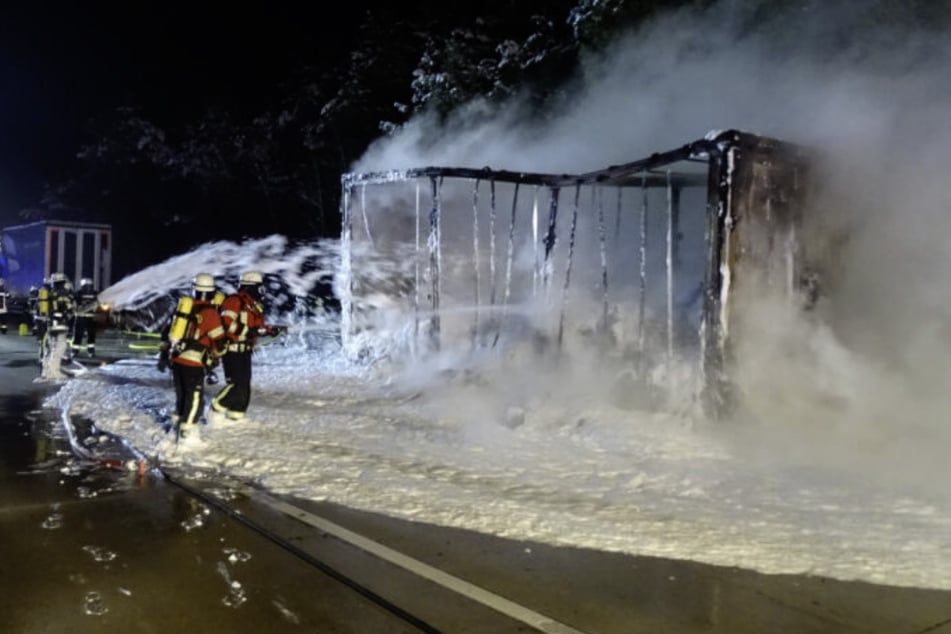 Ein Anhänger eines Sattelzuges ist auf der A7 bei Bispingen ausgebrannt.