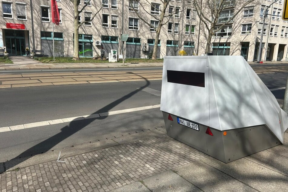 Mobiler und stationärer Blitzer machen auf der Güntzstraße gemeinsame Sache.