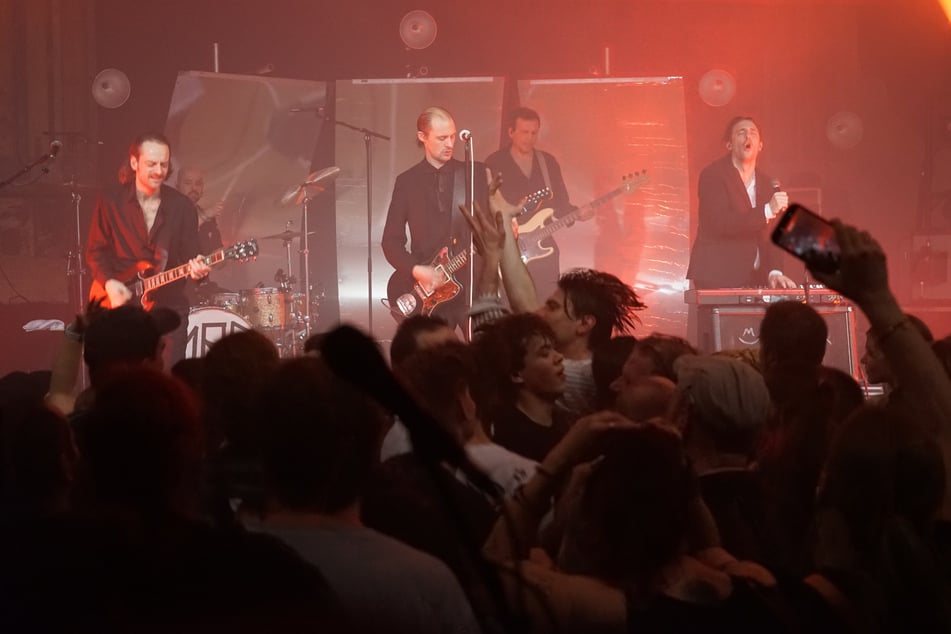 Die Berliner Band Milliarden spielte am Samstag im UT Connewitz.