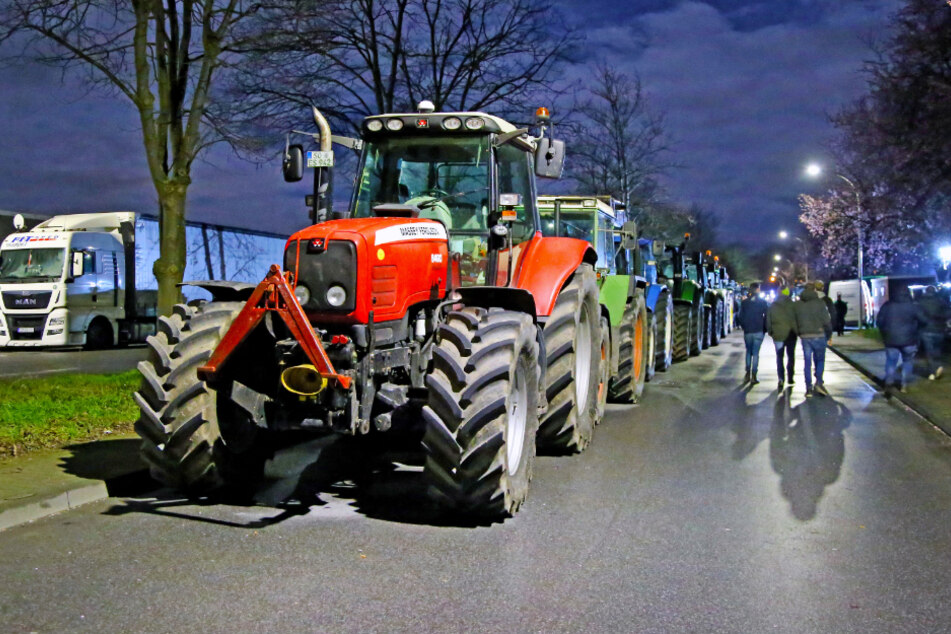 Vor dem Zentrallager von Aldi-Nord in Werl (NRW) hatten bis zum Montagmorgen Landwirte mit ihren Traktoren demonstriert. Etwa 80 Traktoren standen in der Nacht vor dem Lager, wie ein Sprecher der Polizei sagte.